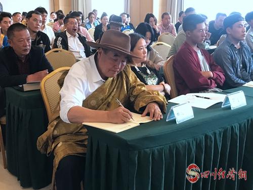20190916_115740_906619.jpg 07(网)2019年民族手工艺品制作扶贫培训班在翰海博雅培训学院开班配图 开班仪式上,四龙降泽正在认真做笔记.jpg